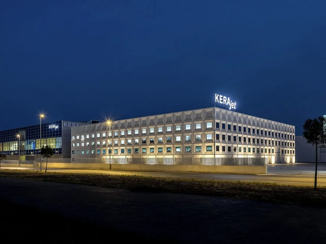 Nueva sede de KERAjet en Almazora, de noche