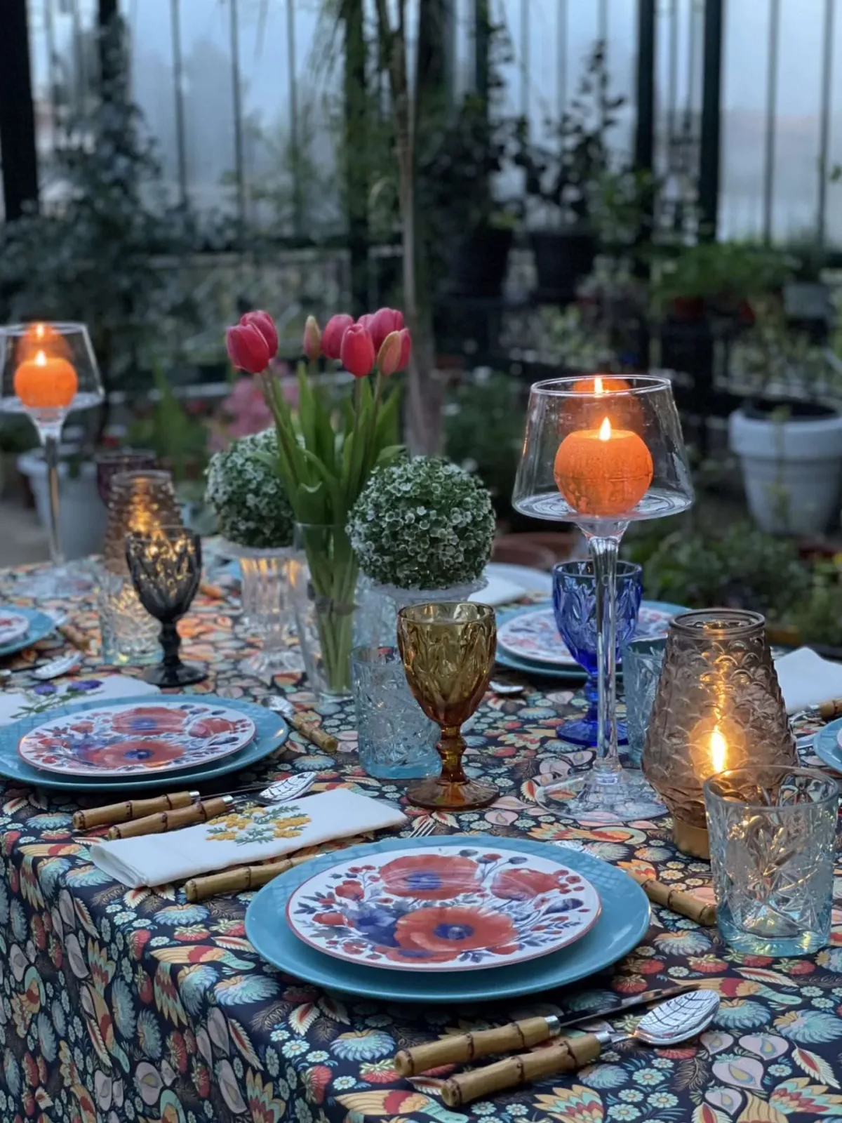 Mesa festiva · platos decorados