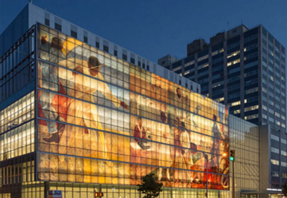 Mural iluminado sobre fachada