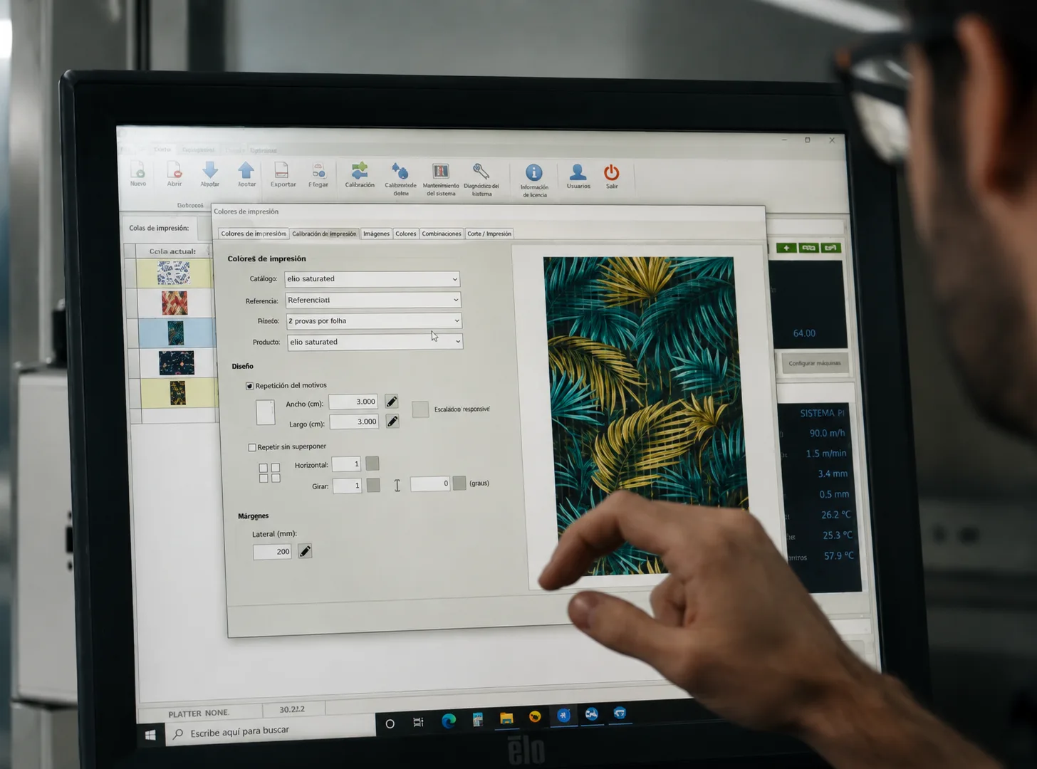 Técnico ajustando colores de impresión en el software de control KERAjet